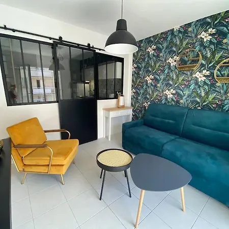 Studio Centre - A 150m *