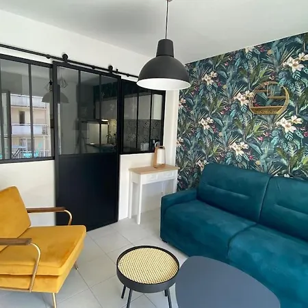 Studio Centre - A 150m *