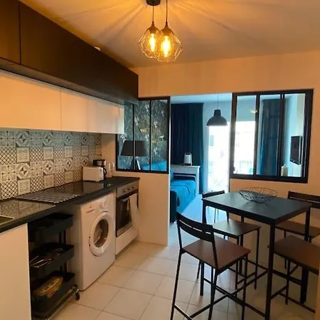 Studio Centre - A 150m Apartment *
